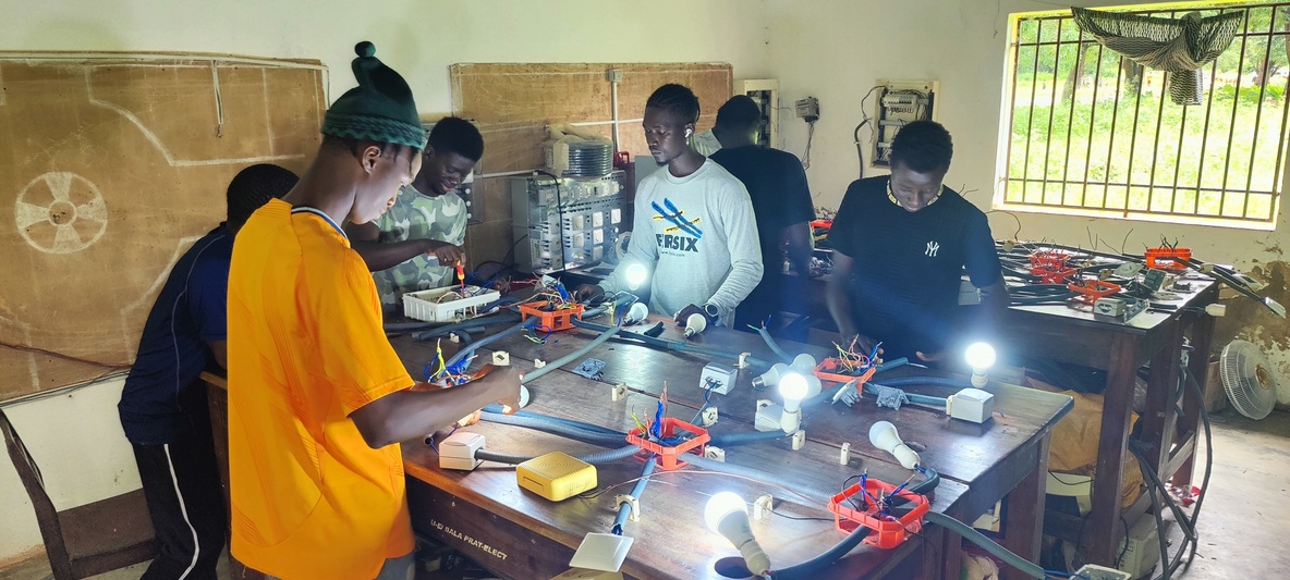 Aulas práticas do estudantes de curso da energia