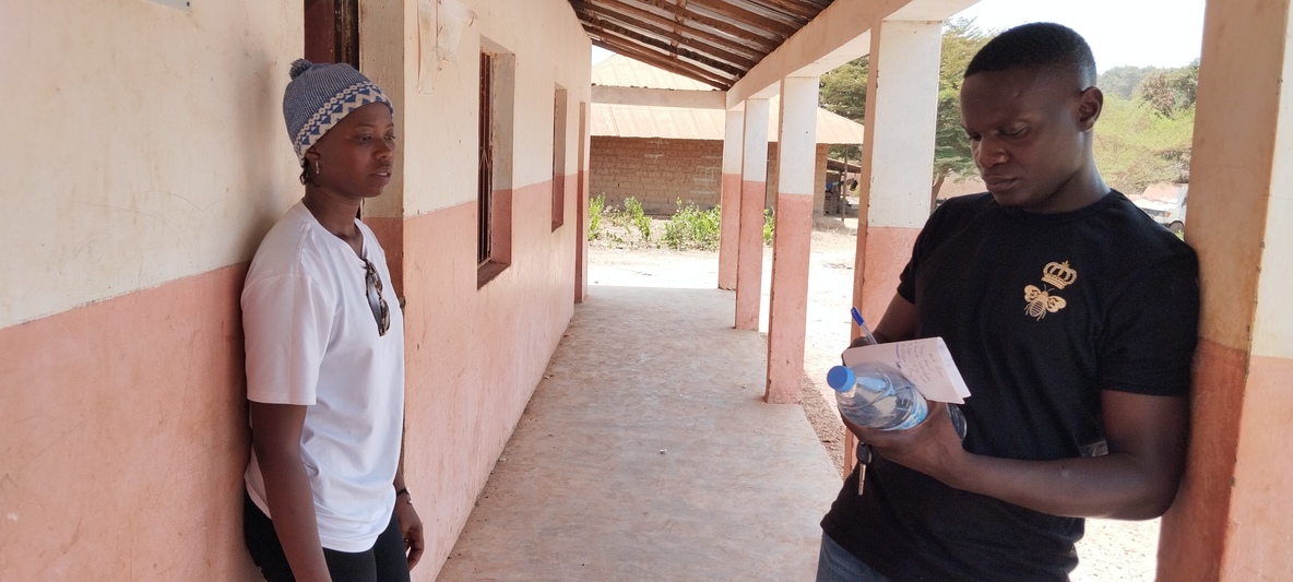 O diretor do DNS está verificando o plano de aula prática do alunos 2