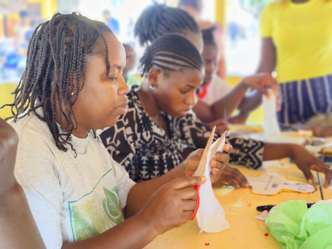 promove o debate consciente e a educação sobre a menstruação 1